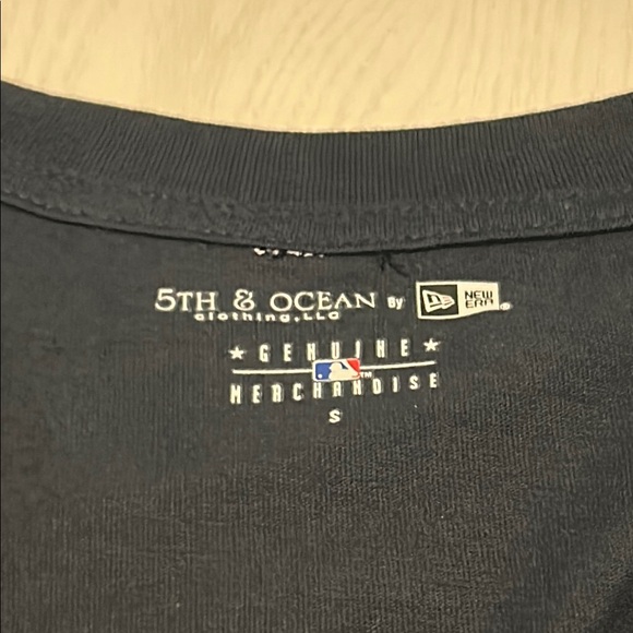 5th & Ocean Gray Crew Neck Short Sleeve T-Shirt - Picture 2 of 5